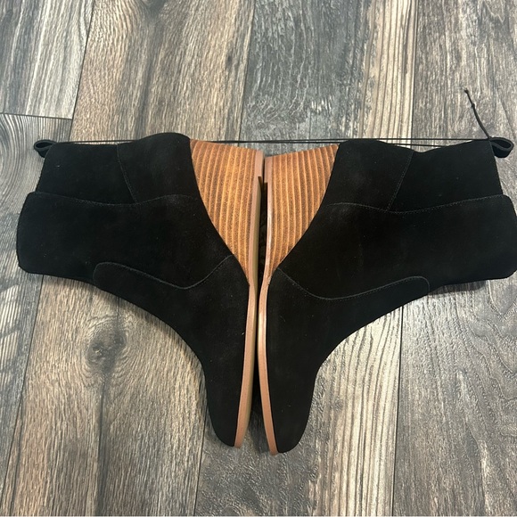 NWOT Black Suede Like Ankle Boots Wedge Heel Zip Women’s Violet & Red Size 8 - Picture 3 of 8